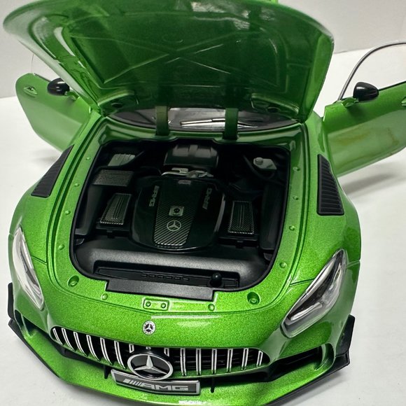 1:18 Mercedes-Benz GT-R Diecast Green Metal with LED lights - Picture 6 of 12